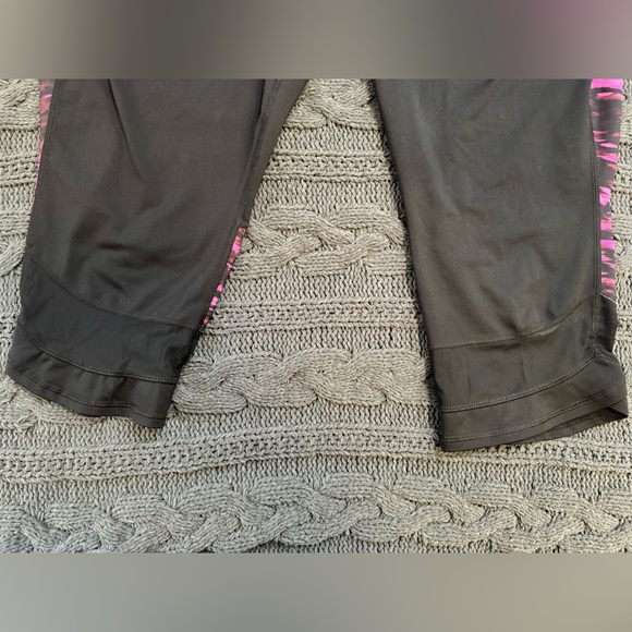 Tek Gear Black and Pink Camo Capri Leggings Women 2X - Picture 2 of 6